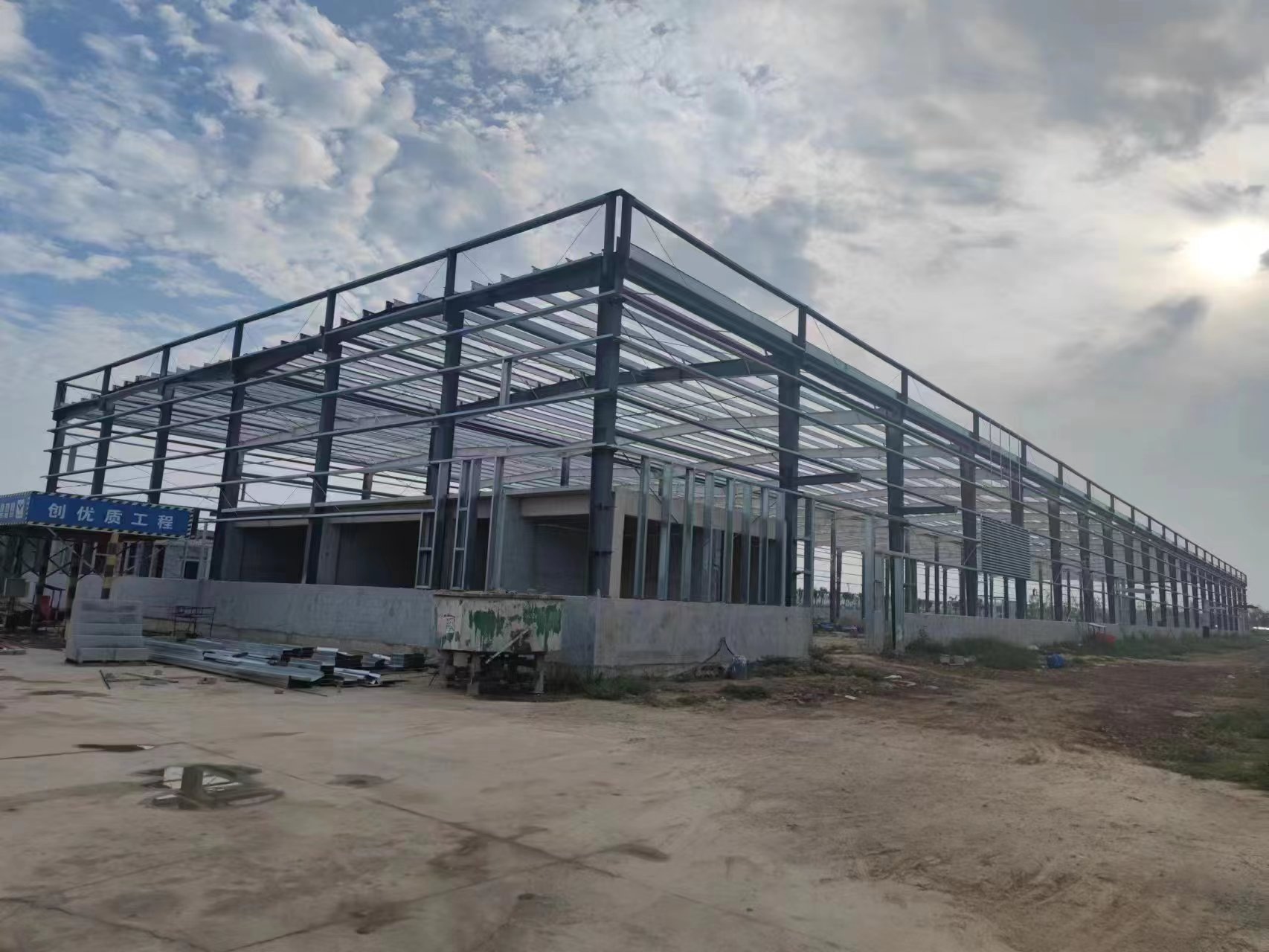 上海三期擴(kuò)建工程（二標(biāo)段）順利完成南二指廊屋蓋鋼結(jié)構(gòu)施工 13585605056周先生